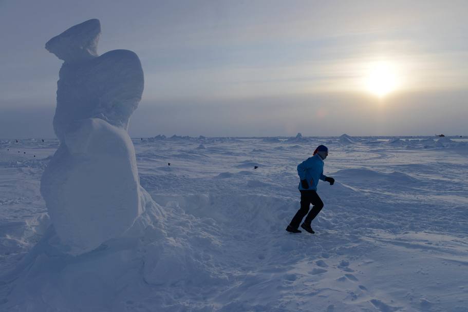 Un&#39;adeguata preparazione atletica, ma sopratutto molto coraggio sono indispensabili,per partecipare:  i temerari concorrenti hanno corso per 46 km sulla calotta polare, sfidando la gelida temperatura di 26 gradi sotto zero. (Olycom)